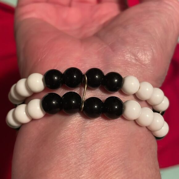 Vintage black and white double strand stretchy bead bracelet with 1” flower - Picture 6 of 7